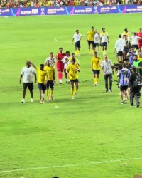 爱游戏体育-C罗赛后率全队谢场致意球迷 满面笑容将战袍赠予看台