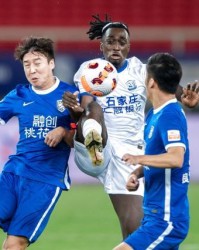 爱游戏体育-赛季首败！单外援三镇轰然倒下 争冠悬念又回归？