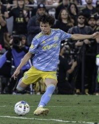 记者：21岁美国中场亚伦森将加盟科罗拉多急流，交易已经完成