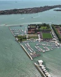 爱游戏体育-沐浴威尼斯和煦日光，AC米兰艰难带走胜利