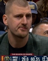 爱游戏-挺淡定！约基奇场边便装观战 嘴里嚼着东西